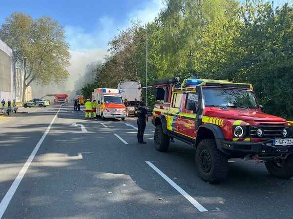 FW-MH: FW-MH: Folgemeldung zum Großbrand an der Ruhrorter Straße - Nachlöscharbeiten dauern bis in die Nacht an