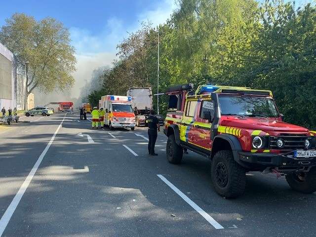 FW-MH: FW-MH: Folgemeldung zum Großbrand an der Ruhrorter Straße - Nachlöscharbeiten dauern bis in die Nacht an