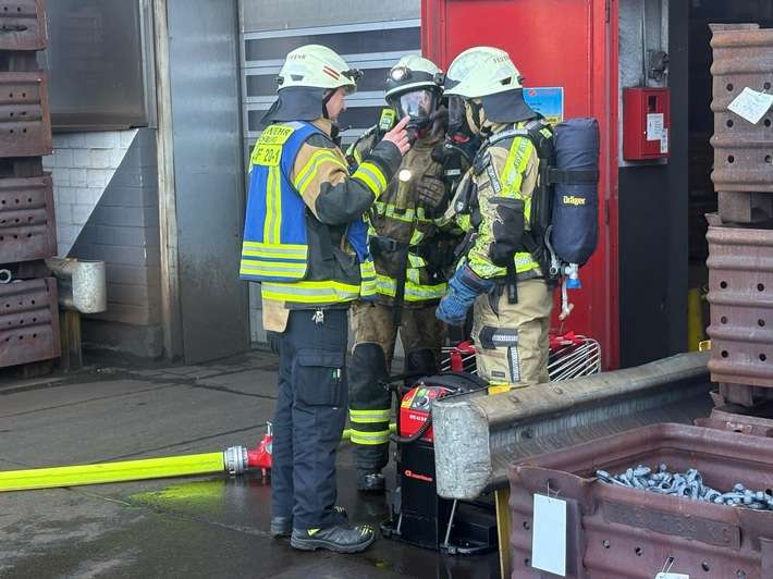 FW-PL: Ortsteil Köbbinghausen - Brand in Industriebetrieb