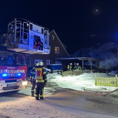FW-AUR: Feuer an Carport greift auf Elektroautos über