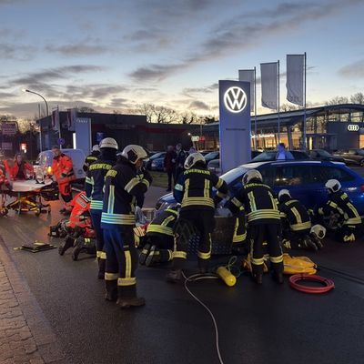 FW-AUR: Nach Kollision unter Fahrzeug eingeklemmt