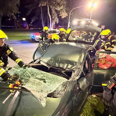 Feuerwehr MTK: Pkw prallt gegen Laternenmast: Fahrerin nach Alleinunfall befreit