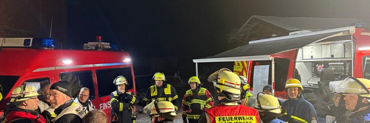 FW-Stormarn: Feuer in Einfamilienhaus: Großeinsatz in Grönwohld