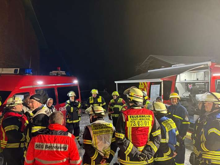 FW-Stormarn: Feuer in Einfamilienhaus: Großeinsatz in Grönwohld