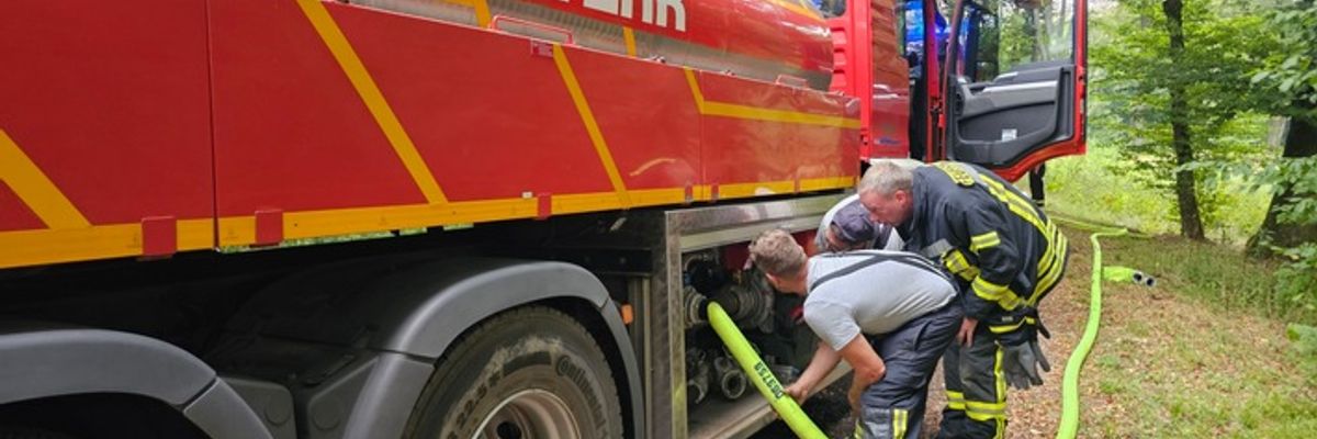 FW Königswinter: Brandausbreitung im Wald in Königswinter-Gratzfeld rechtzeitig gestoppt