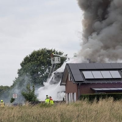 FW Selfkant: Vollbrand eines Wohnhauses: Umfangreicher Feuerwehreinsatz in Höngen
