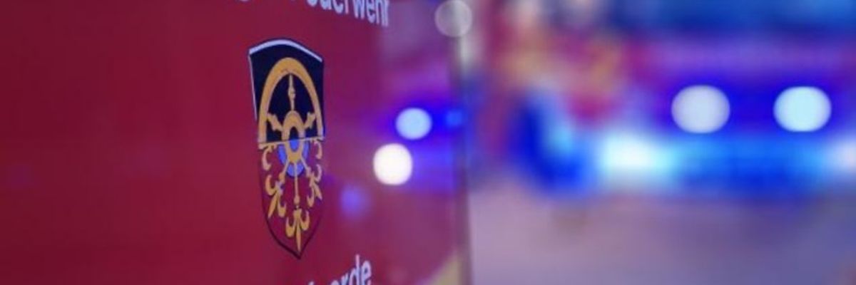 FW Voerde: Brand in rund 60 Metern Höhe auf ehemaligem Kraftwerk Gelände