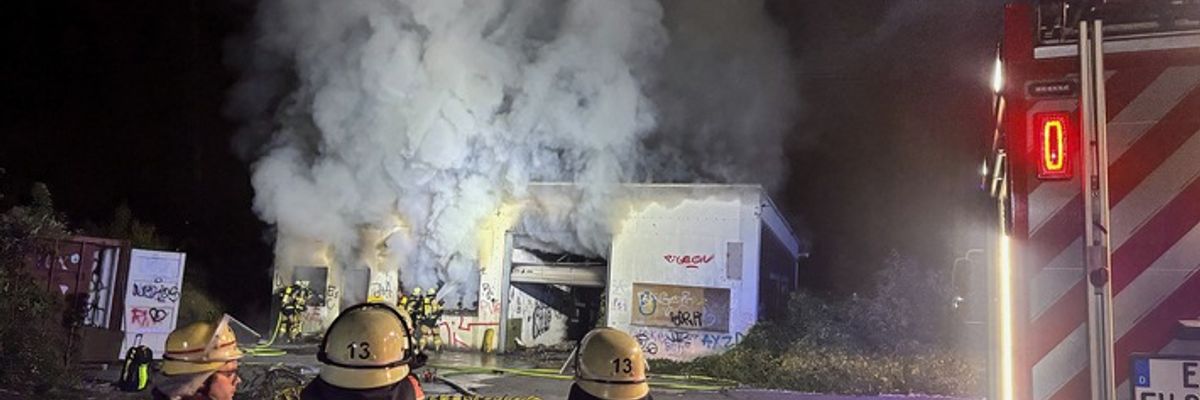 FW-E: Zweiter großer Brand innerhalb weniger Stunden - Müll in Lagerhalle in Flammen
