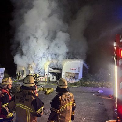 FW-E: Zweiter großer Brand innerhalb weniger Stunden - Müll in Lagerhalle in Flammen