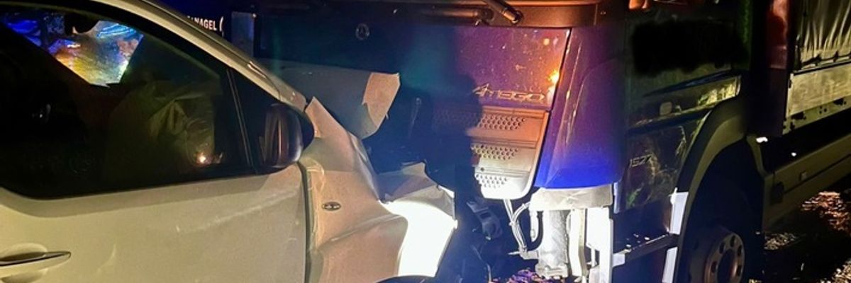FW-OLL: PKW kollidiert mit LKW - Feuerwehr sichert die Einsatzstelle