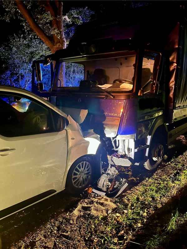 FW-OLL: PKW kollidiert mit LKW - Feuerwehr sichert die Einsatzstelle