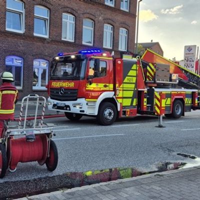 FW Neumünster: Kellerbrand in der Feldstraße - Fünf Personen gerettet, Baby über Drehleiter in Sicherheit gebracht