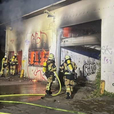 FW-E: Zweiter großer Brand innerhalb weniger Stunden - Müll in Lagerhalle in Flammen