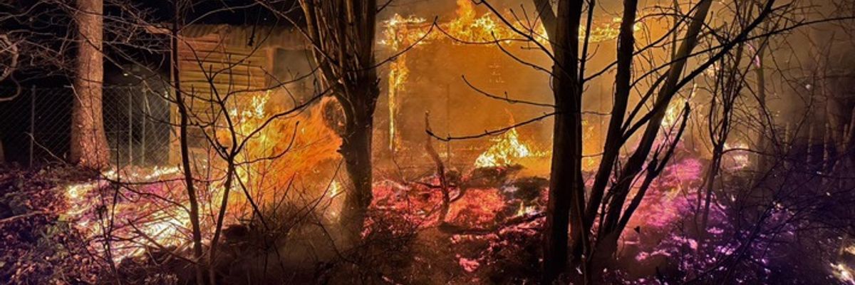FW Bad Segeberg: Feuerwehr Bad Segeberg löscht Schuppenbrand