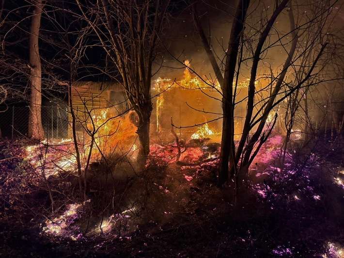 FW Bad Segeberg: Feuerwehr Bad Segeberg löscht Schuppenbrand