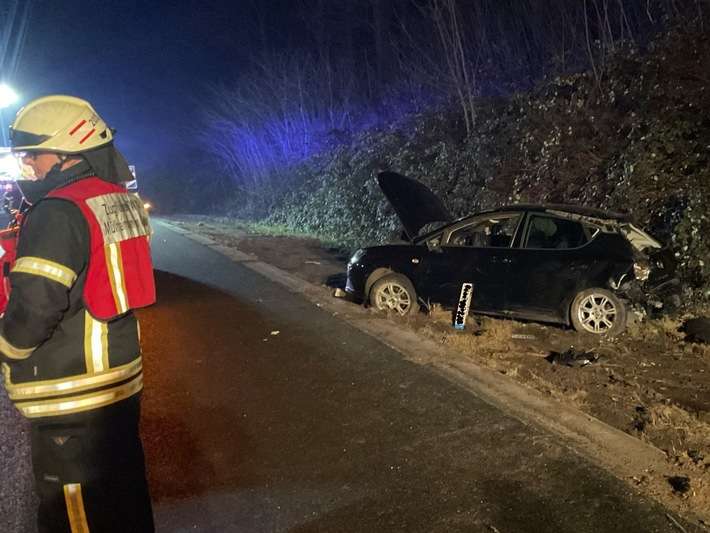FW-MH: Fünf Verletzte nach Verkehrsunfall auf der A40 - überschlagenes Fahrzeug stand wieder auf den Reifen