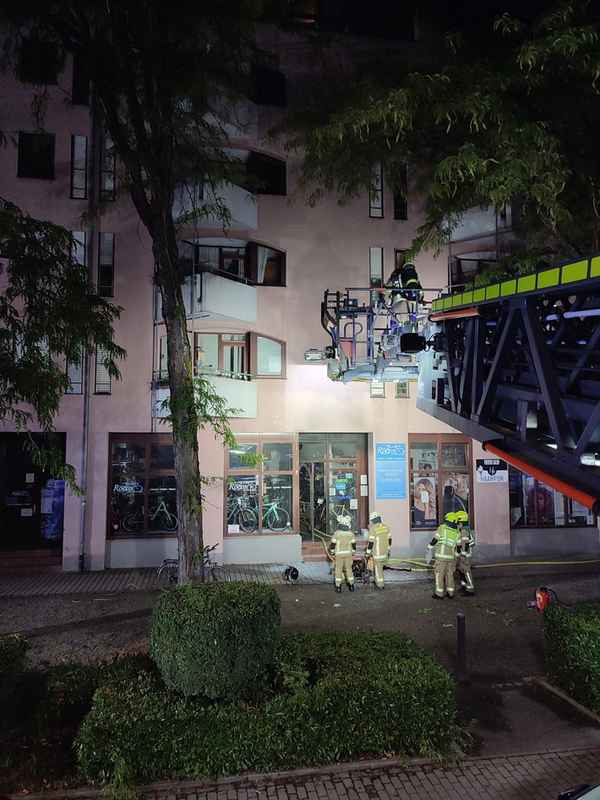 FW Konstanz: Brand im Eingangsbereich eines Wohn- und Geschäftsgebäudes