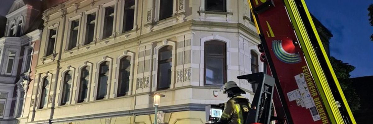 FW Bremerhaven: Dachstuhlbrand im Ortsteil Klushof