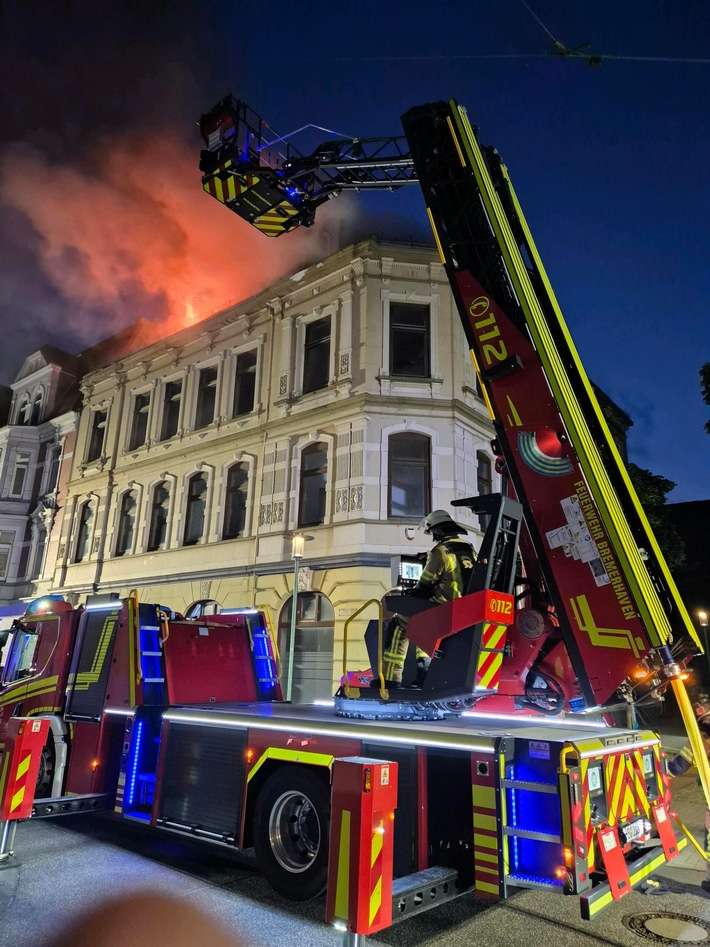 FW Bremerhaven: Dachstuhlbrand im Ortsteil Klushof