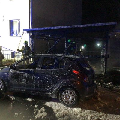 FW Paderborn: Brennender Mülltonnenunterstand mit Ausbreitung auf PKW und Garage