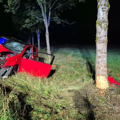FW VG Westerburg: PKW prallte frontal gegen Baum - Feuerwehr sichert Fahrzeug mit technischem Gerät