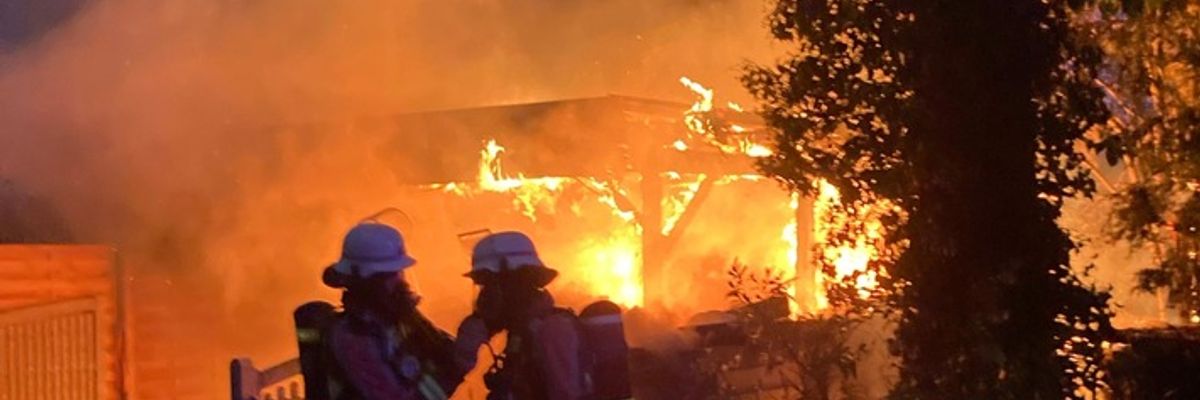 FW Norderstedt: Carportbrand im Rosenstieg