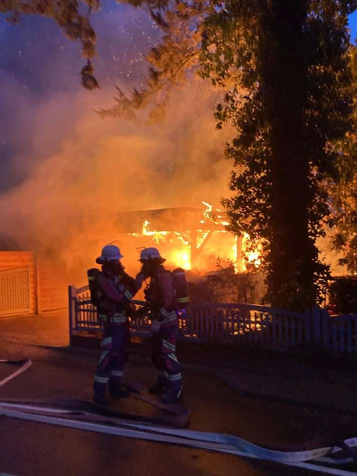 FW Norderstedt: Carportbrand im Rosenstieg