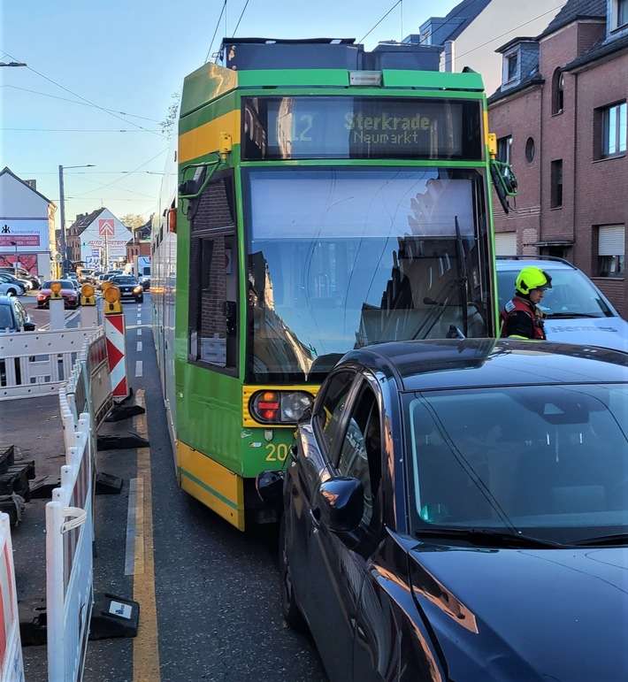 FW-OB: Unfall mit Straßenbahn auf der Mülheimer Straße