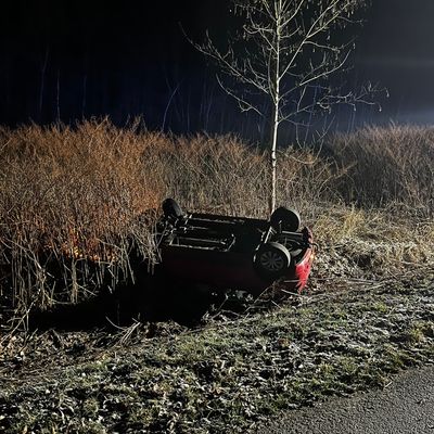 FW Ense: Ruhige Weihnachten für die Feuerwehr Ense / Glatteis-Unfall am 2. Weihnachtstag