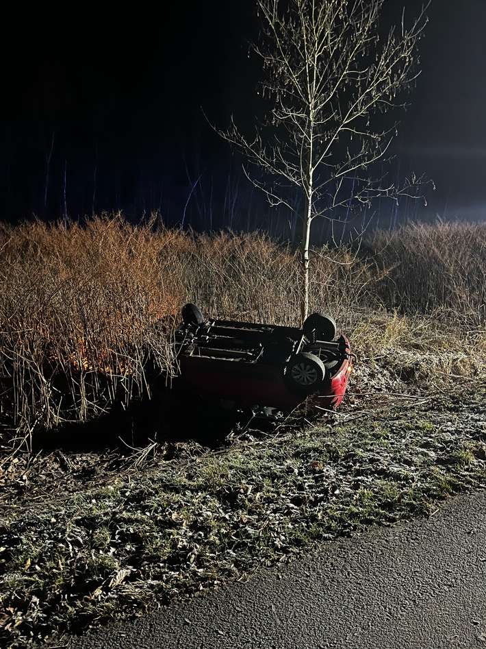 FW Ense: Ruhige Weihnachten für die Feuerwehr Ense / Glatteis-Unfall am 2. Weihnachtstag
