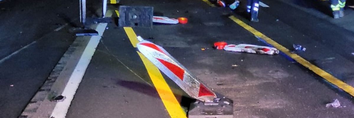 FW-EN: Kleintransporter verunfallt in Baustelle