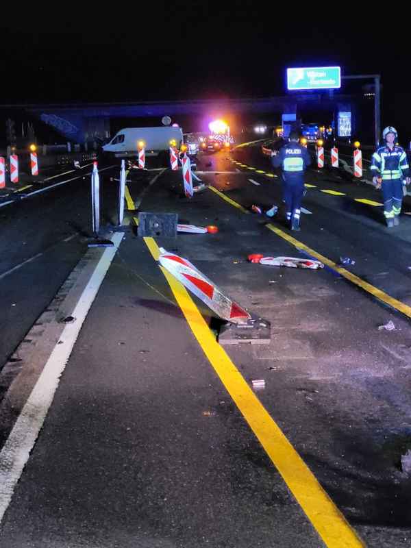 FW-EN: Kleintransporter verunfallt in Baustelle