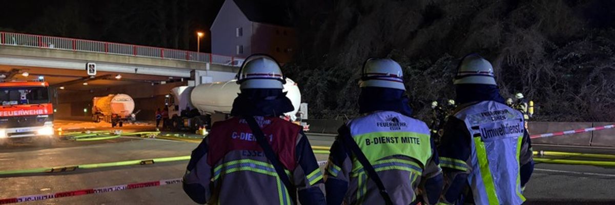 FW-E: Gefahrguteinsatz nach Verkehrsunfall auf der BAB 52 - Autobahn stundenlang gesperrt