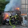 FW LK Neunkirchen: Brand eines Carports greift auf Wohnhaus über - Großalarm für die Feuerwehr Schiffweiler