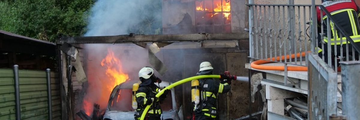 FW LK Neunkirchen: Brand eines Carports greift auf Wohnhaus über - Großalarm für die Feuerwehr Schiffweiler