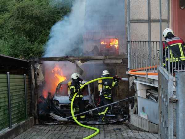 FW LK Neunkirchen: Brand eines Carports greift auf Wohnhaus über - Großalarm für die Feuerwehr Schiffweiler