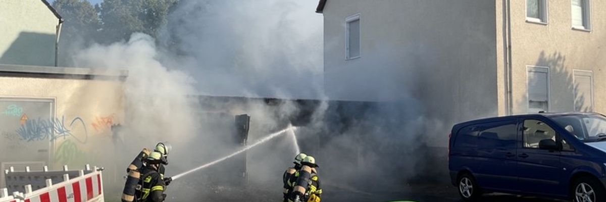 FW-DO: Drei Garagen im Vollbrand