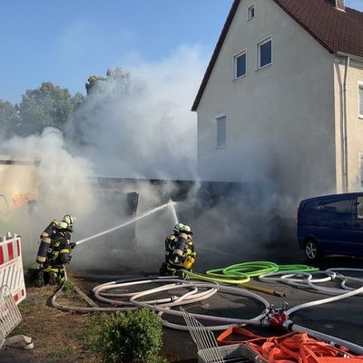 FW-DO: Drei Garagen im Vollbrand