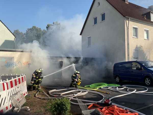 FW-DO: Drei Garagen im Vollbrand
