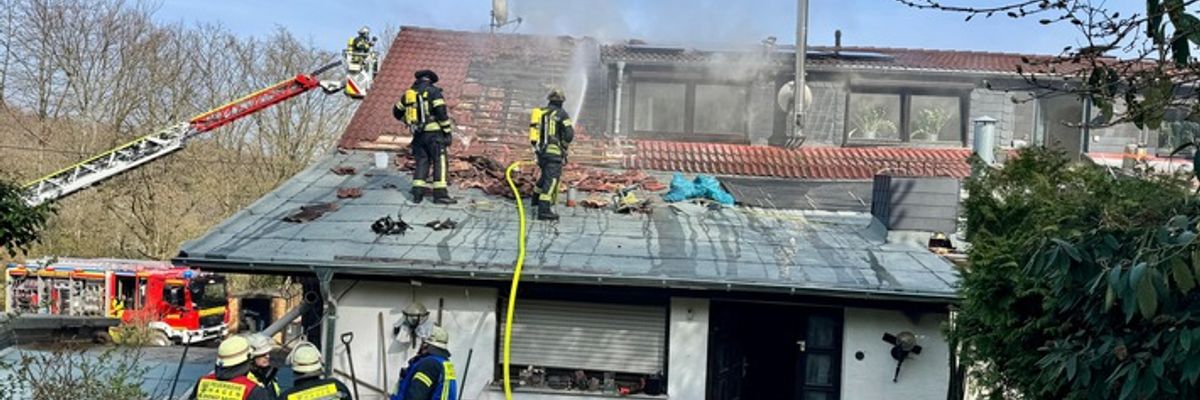 FW Hagen: Dachstuhlbrand in Gaststätte