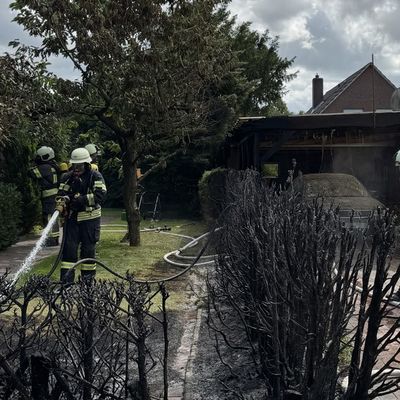FW-AUR: Gebüschfeuer greift auf Unterstand über