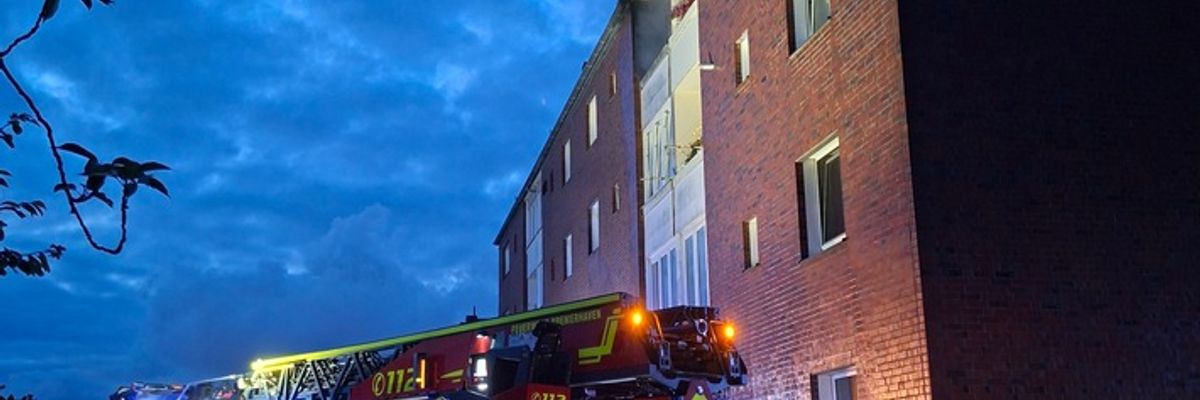 FW Bremerhaven: Feuer in einem Mehrfamilienhaus in der Alten Bürger