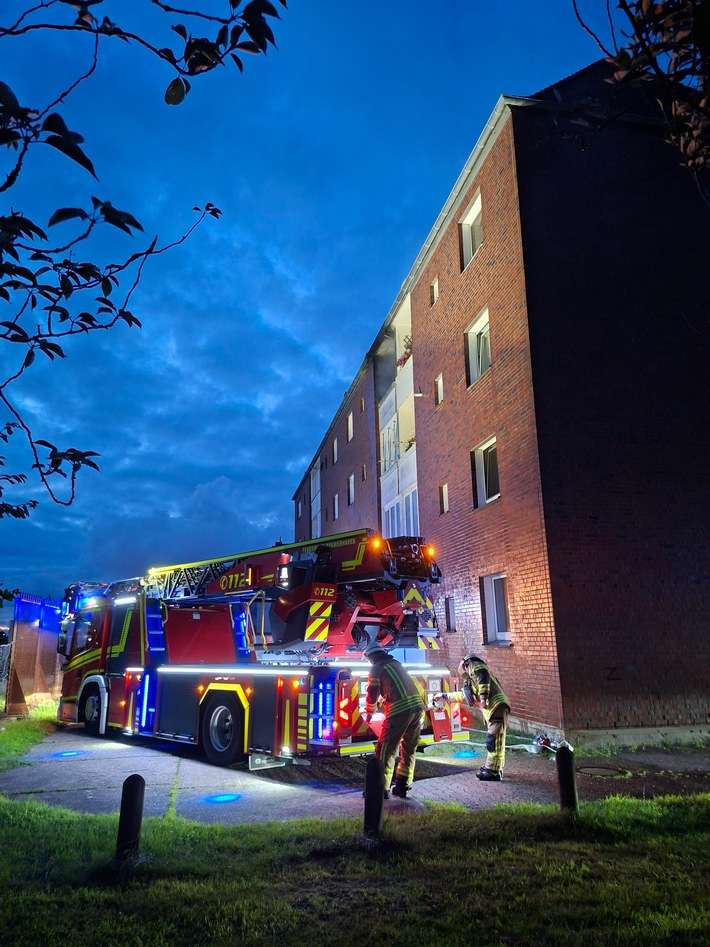 FW Bremerhaven: Feuer in einem Mehrfamilienhaus in der Alten Bürger