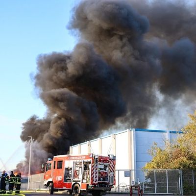 FW-MK: Großbrand bei Müllverwerter