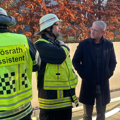 FW Rösrath: Gebäudebrand in Kleineichen: Feuerwehr Rösrath im Großeinsatz