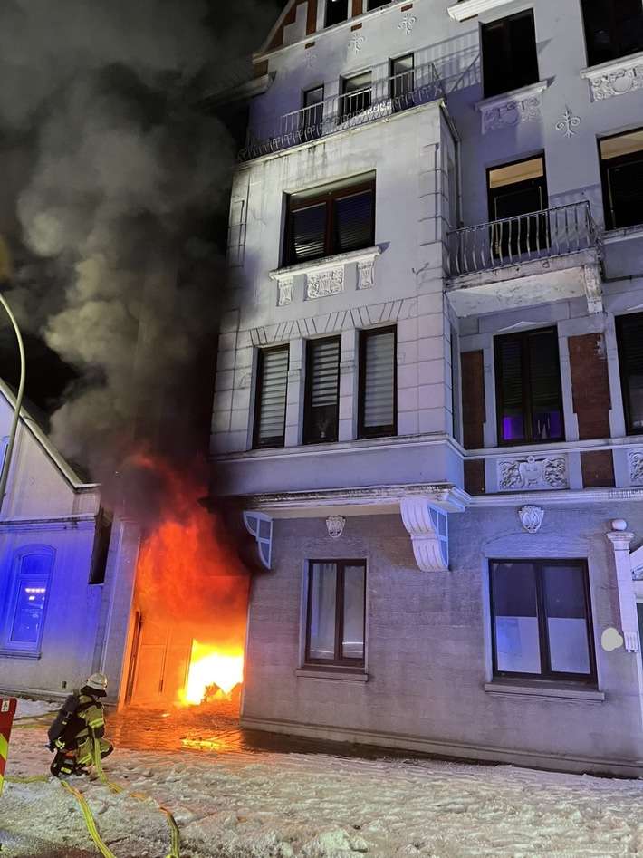FW Bremerhaven: Feuer in einem Mehrfamilienhaus