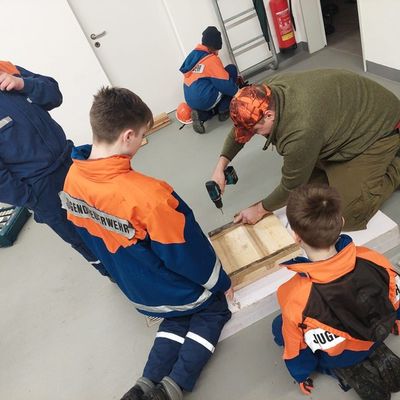 FW-AR: Breitenbrucher Jugendfeuerwehr baut Entenhaus