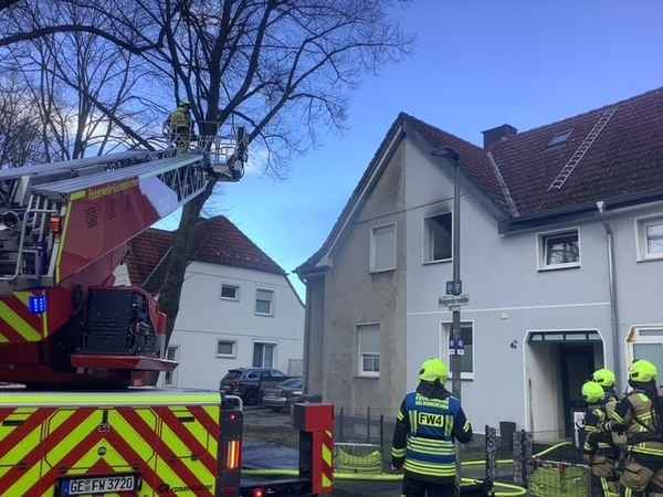 FW-GE: Brand in Einfamilienhaus - Akku entzündet sich