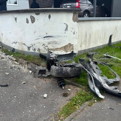 FW Burscheid: PKW fährt gegen Mauer - Insassen im Fahrzeug eingeschlossen