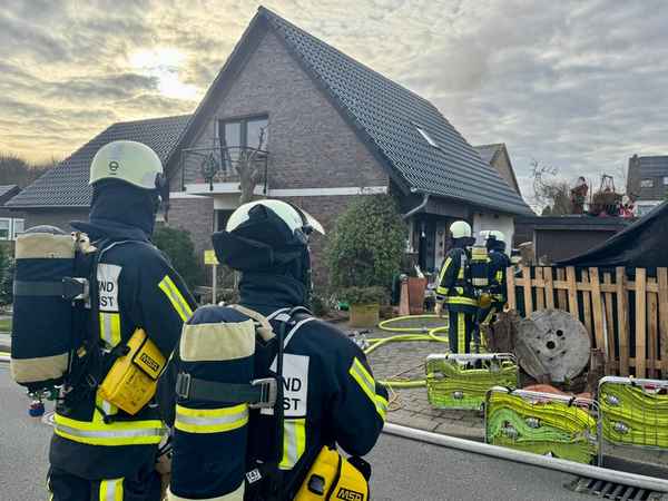 FW-BO: Ausgedehnter Zimmerbrand in Wattenscheid-Höntrop - Zwei Hunde sterben
